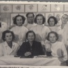 Docente Berta Miķis (melnā jaciņā pa vidu) ar kolēģiem